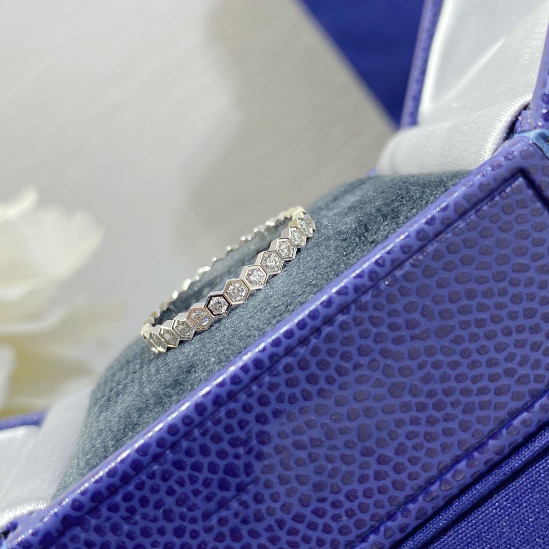 [Kincade Jewelrys] ANILLO PEQUEÑO CON PAVE DE DIAMANTES BEE LOVE