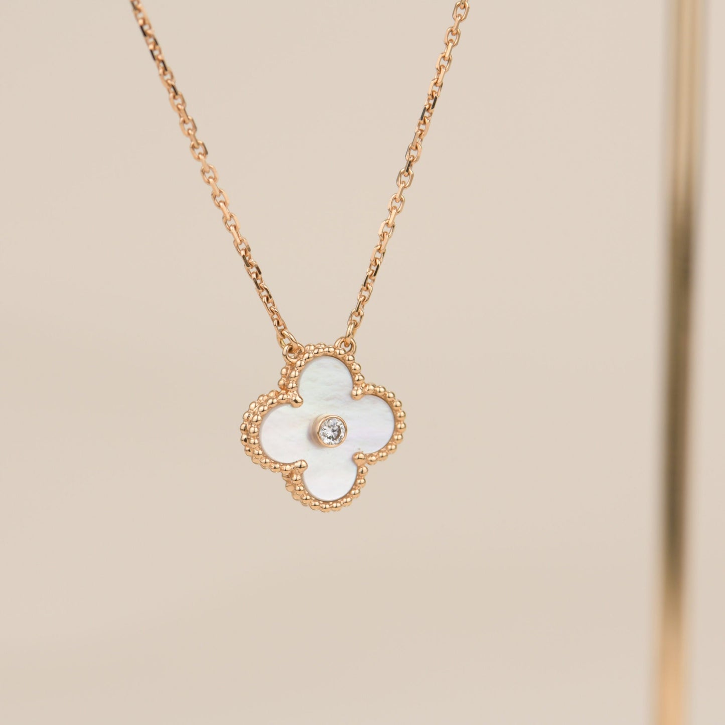 [Kincade Jewelrys] COLLAR DE FRITILLARIA BLANCA CON DIAMANTES DE 15 MM Y TRÉBOL