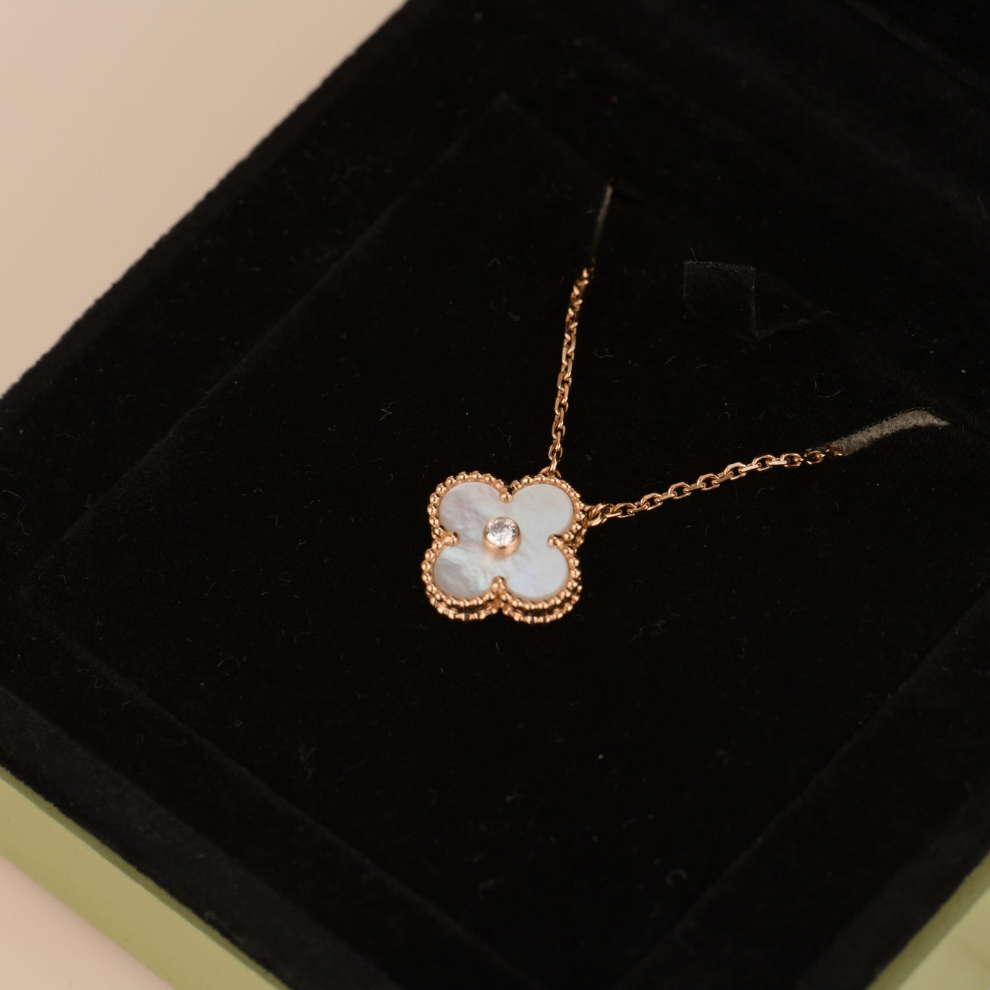 [Kincade Jewelrys] COLLAR DE FRITILLARIA BLANCA CON DIAMANTES DE 15 MM Y TRÉBOL
