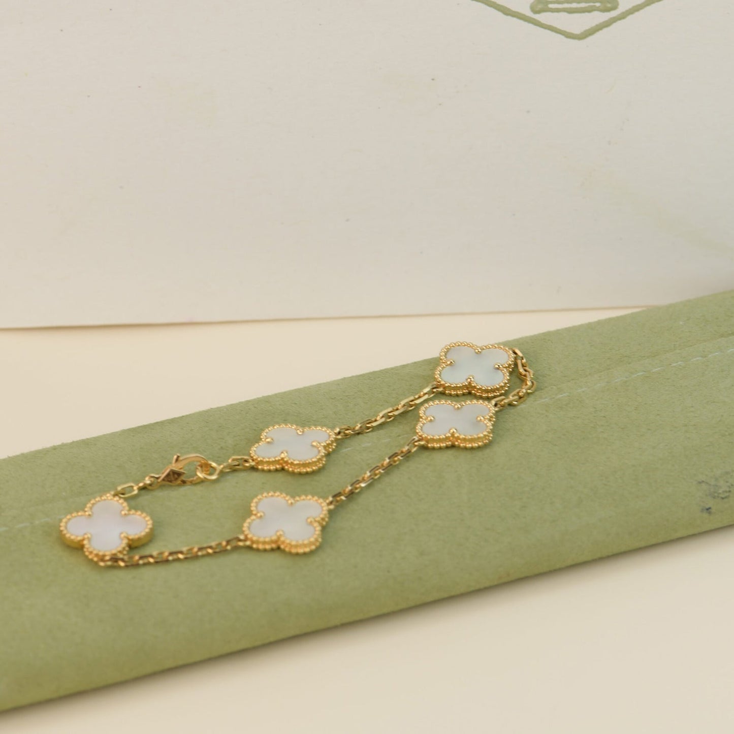 [Kincade Jewelrys]CLOVER  5 MOTIF WHITE MOP BRACELET