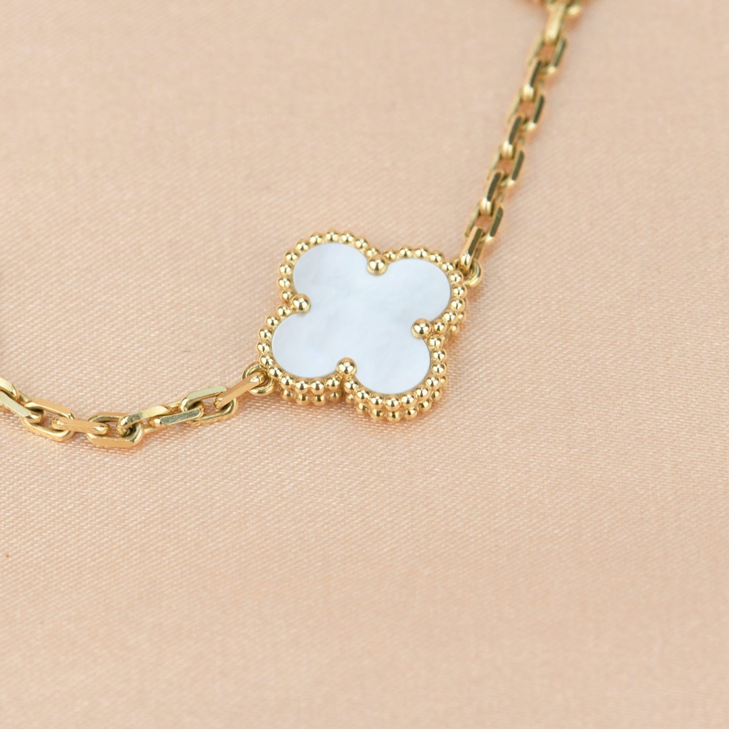 [Kincade Jewelrys]CLOVER  5 MOTIF WHITE MOP BRACELET