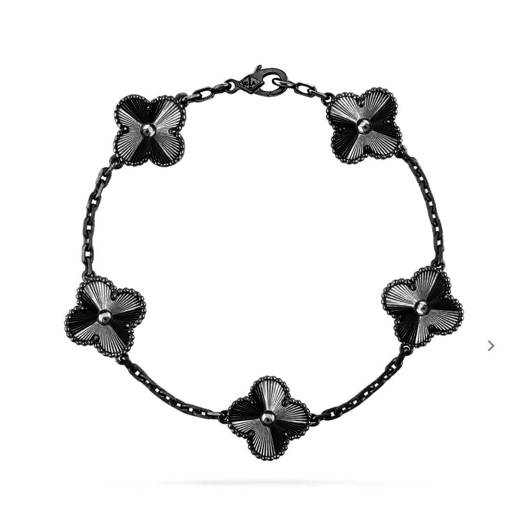 [Kincade Jewelrys] PULSERA NEGRA CON 5 MOTIVOS DE TRÉBOL 