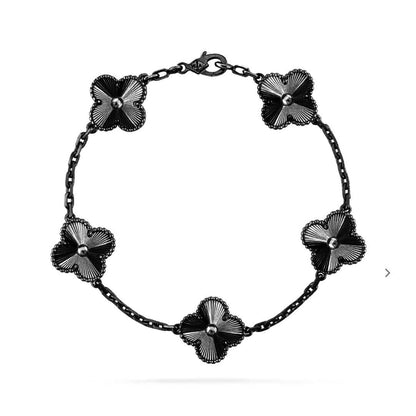 [Kincade Jewelrys] PULSERA NEGRA CON 5 MOTIVOS DE TRÉBOL 