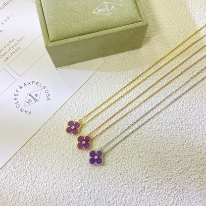 [Joyas Kincade] COLLAR DE TRÉBOL DE 15 MM CON DIAMANTE PÚRPURA Y VIOLETA