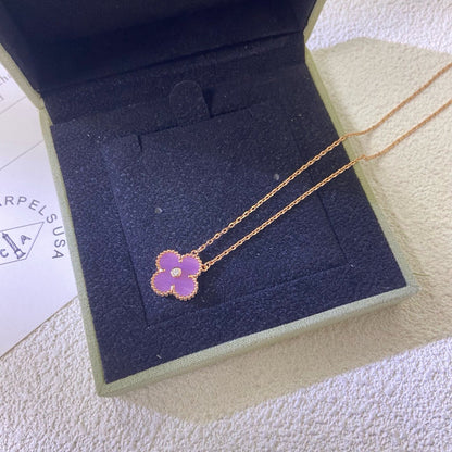 [Joyas Kincade] COLLAR DE TRÉBOL DE 15 MM CON DIAMANTE PÚRPURA Y VIOLETA