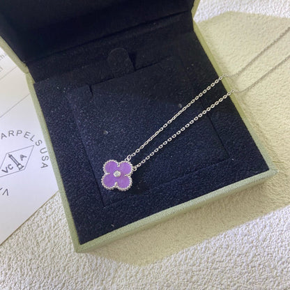 [Joyas Kincade] COLLAR DE TRÉBOL DE 15 MM CON DIAMANTE PÚRPURA Y VIOLETA