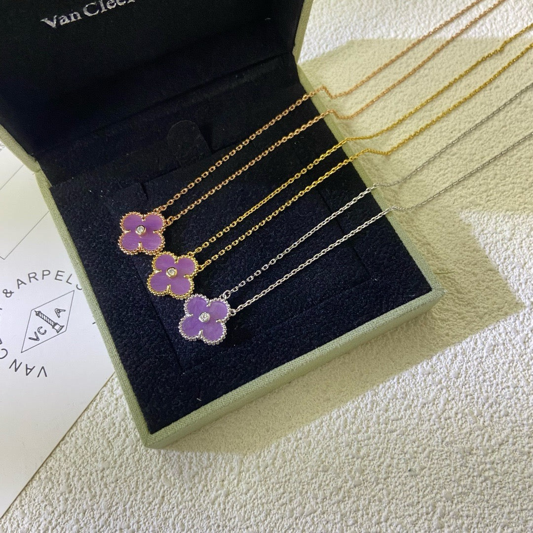 [Joyas Kincade] COLLAR DE TRÉBOL DE 15 MM CON DIAMANTE PÚRPURA Y VIOLETA