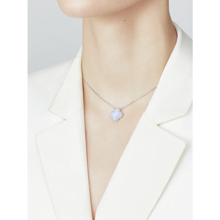 [Kincade Jewelrys] COLLAR DE TRÉBOL DE 15 MM DE CALCEDONÍA AZUL EN PLATA