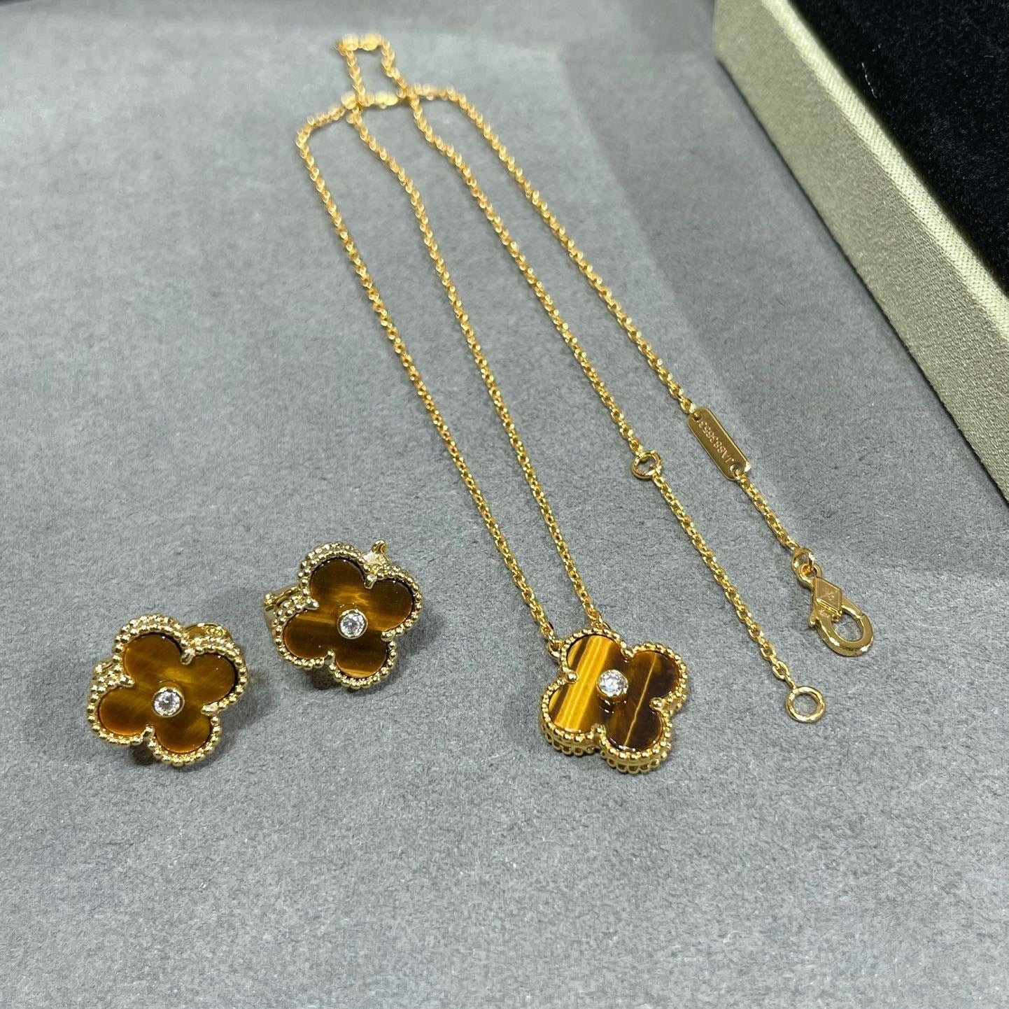 [Kincade Jewelrys]Collar de TRÉBOL de 15 mm con diamantes y ágata ojo de tigre amarilla