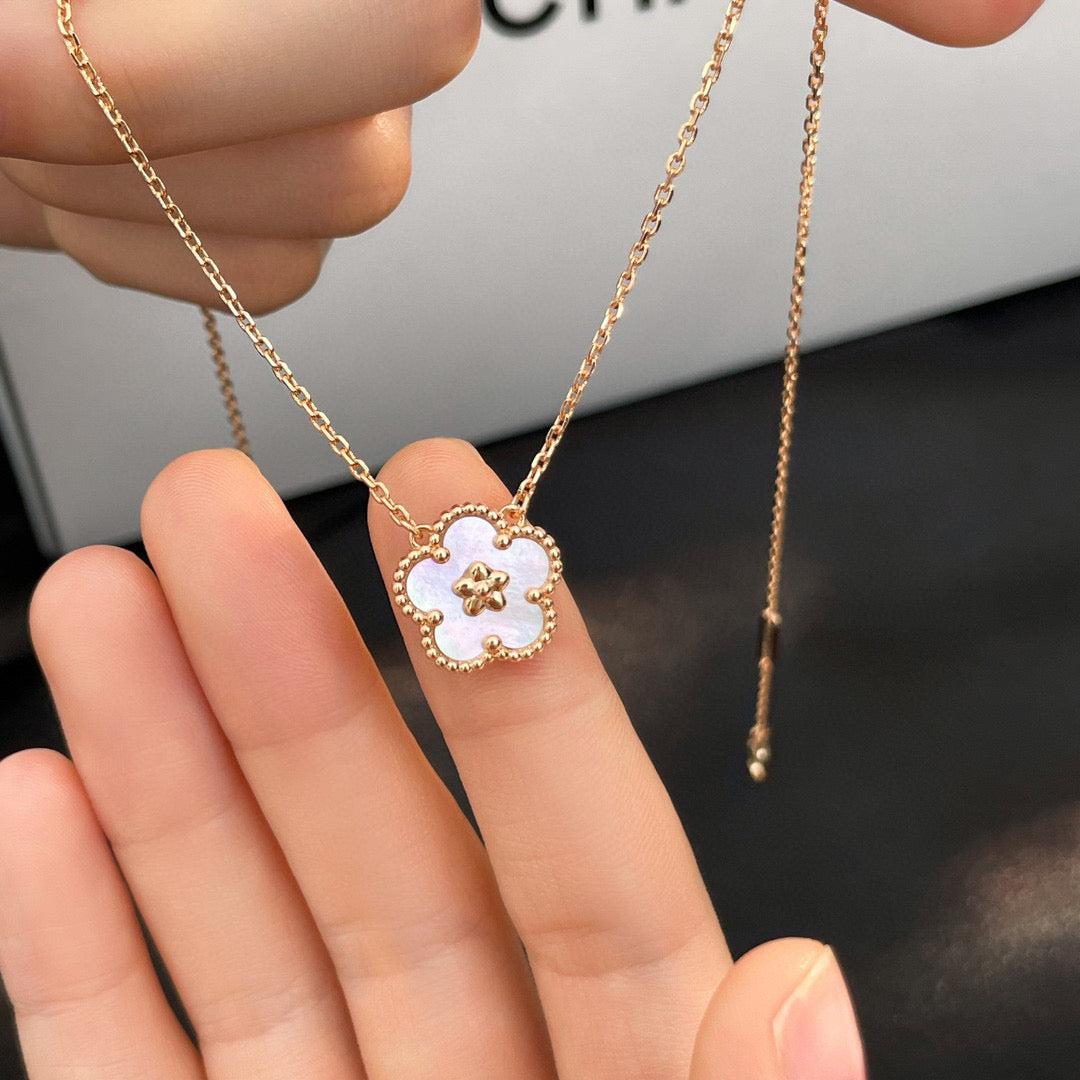 [Joyas Kincade] COLLAR DE FLOR DE CIRUELO CON TRAPEADOR BLANCO DE LA SUERTE