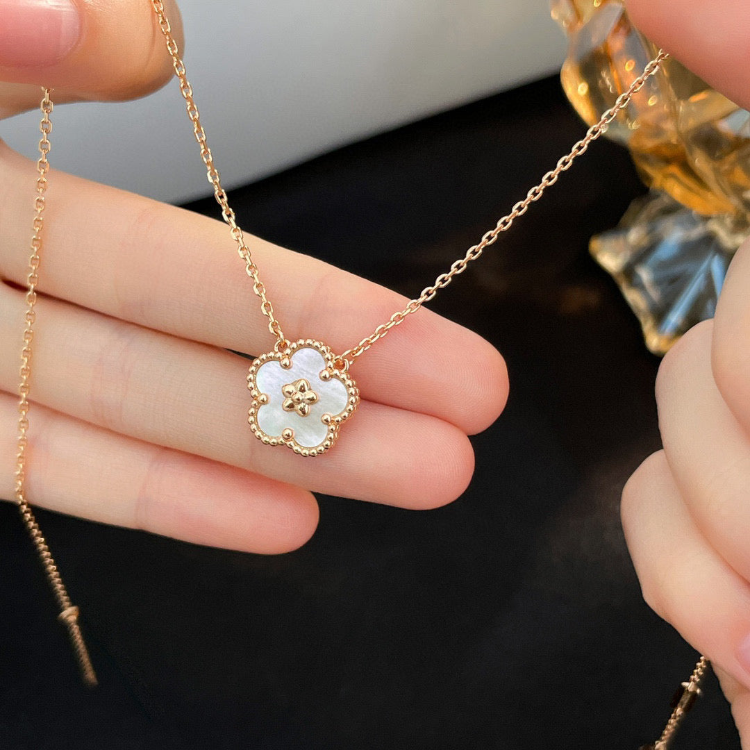 [Joyas Kincade] COLLAR DE FLOR DE CIRUELO CON TRAPEADOR BLANCO DE LA SUERTE