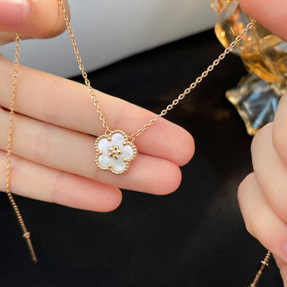[Joyas Kincade] COLLAR DE FLOR DE CIRUELO CON TRAPEADOR BLANCO DE LA SUERTE