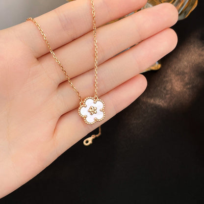 [Joyas Kincade] COLLAR DE FLOR DE CIRUELO CON TRAPEADOR BLANCO DE LA SUERTE