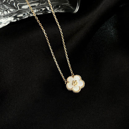 [Joyas Kincade] COLLAR DE FLOR DE CIRUELO CON TRAPEADOR BLANCO DE LA SUERTE