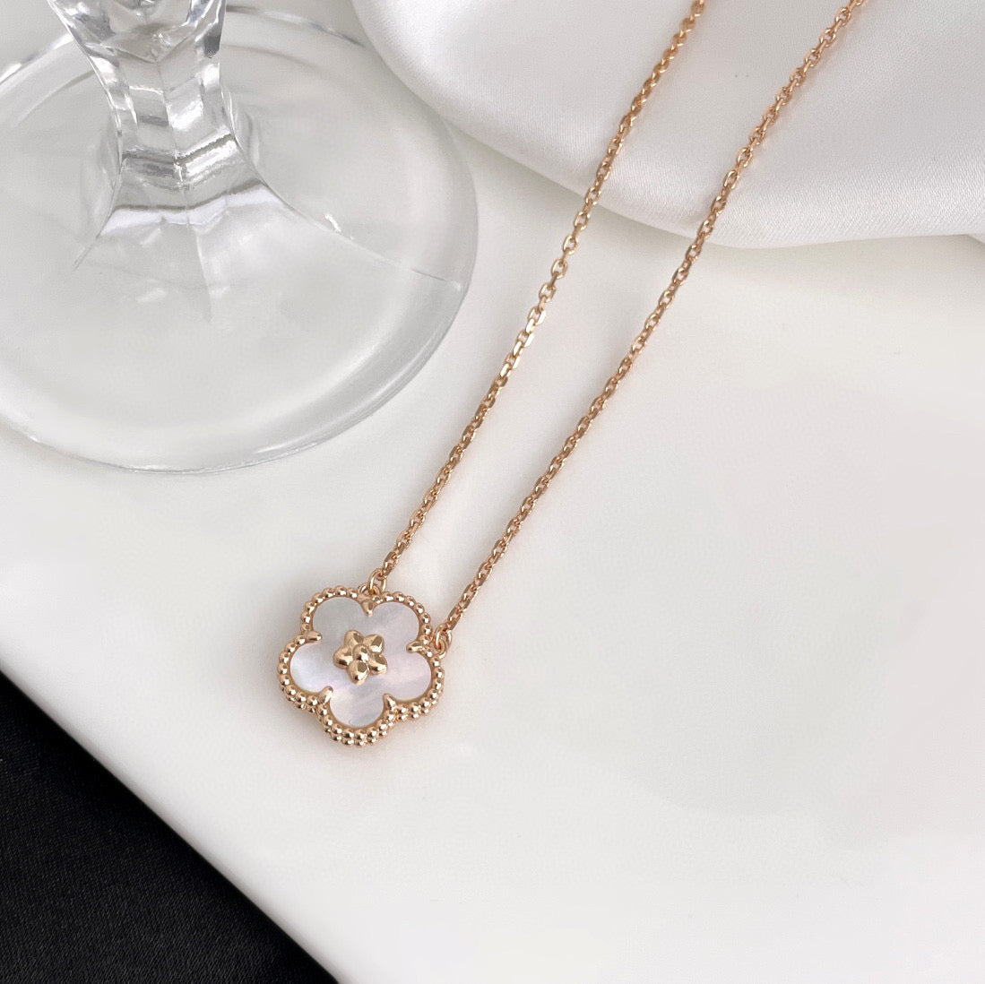 [Joyas Kincade] COLLAR DE FLOR DE CIRUELO CON TRAPEADOR BLANCO DE LA SUERTE