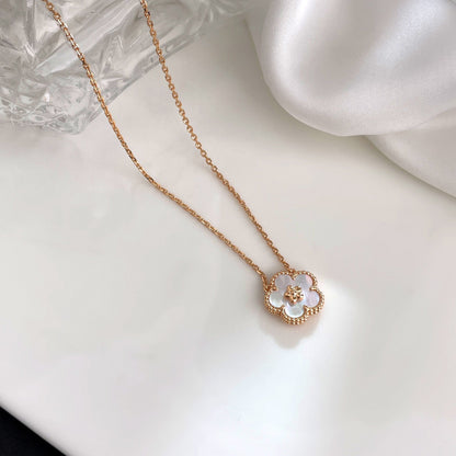 [Joyas Kincade] COLLAR DE FLOR DE CIRUELO CON TRAPEADOR BLANCO DE LA SUERTE