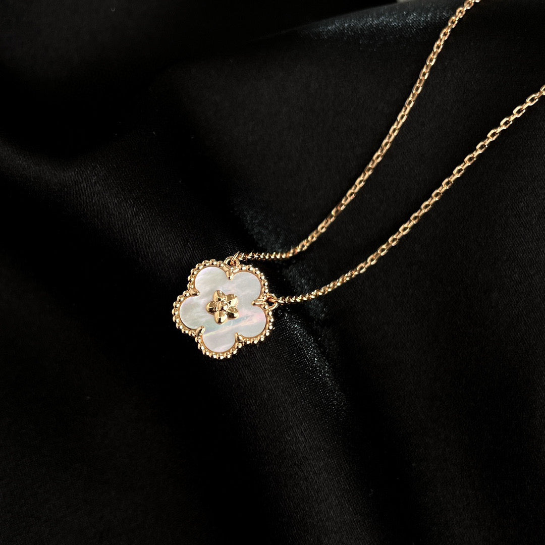 [Joyas Kincade] COLLAR DE FLOR DE CIRUELO CON TRAPEADOR BLANCO DE LA SUERTE