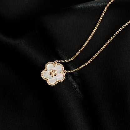 [Joyas Kincade] COLLAR DE FLOR DE CIRUELO CON TRAPEADOR BLANCO DE LA SUERTE