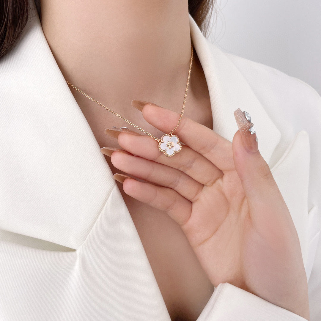 [Joyas Kincade] COLLAR DE FLOR DE CIRUELO CON TRAPEADOR BLANCO DE LA SUERTE