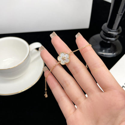 [Joyas Kincade] COLLAR DE FLOR DE CIRUELO CON TRAPEADOR BLANCO DE LA SUERTE