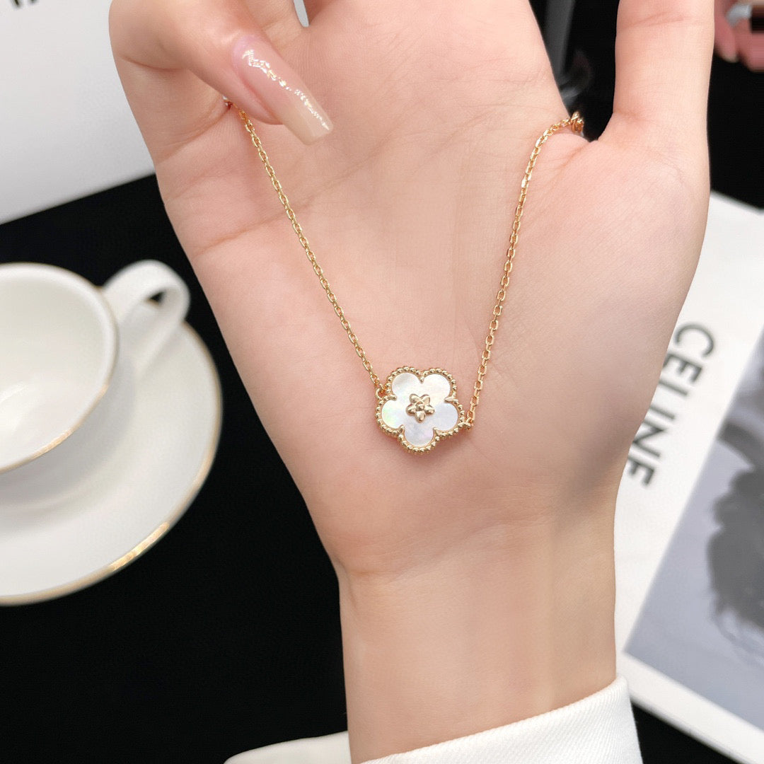 [Joyas Kincade] COLLAR DE FLOR DE CIRUELO CON TRAPEADOR BLANCO DE LA SUERTE