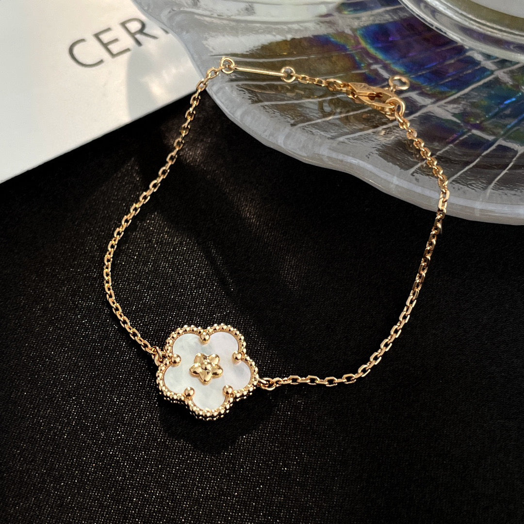 [Joyas Kincade]Pulsera de flor de ciruelo con trapeador blanco de la suerte