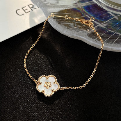 [Joyas Kincade]Pulsera de flor de ciruelo con trapeador blanco de la suerte