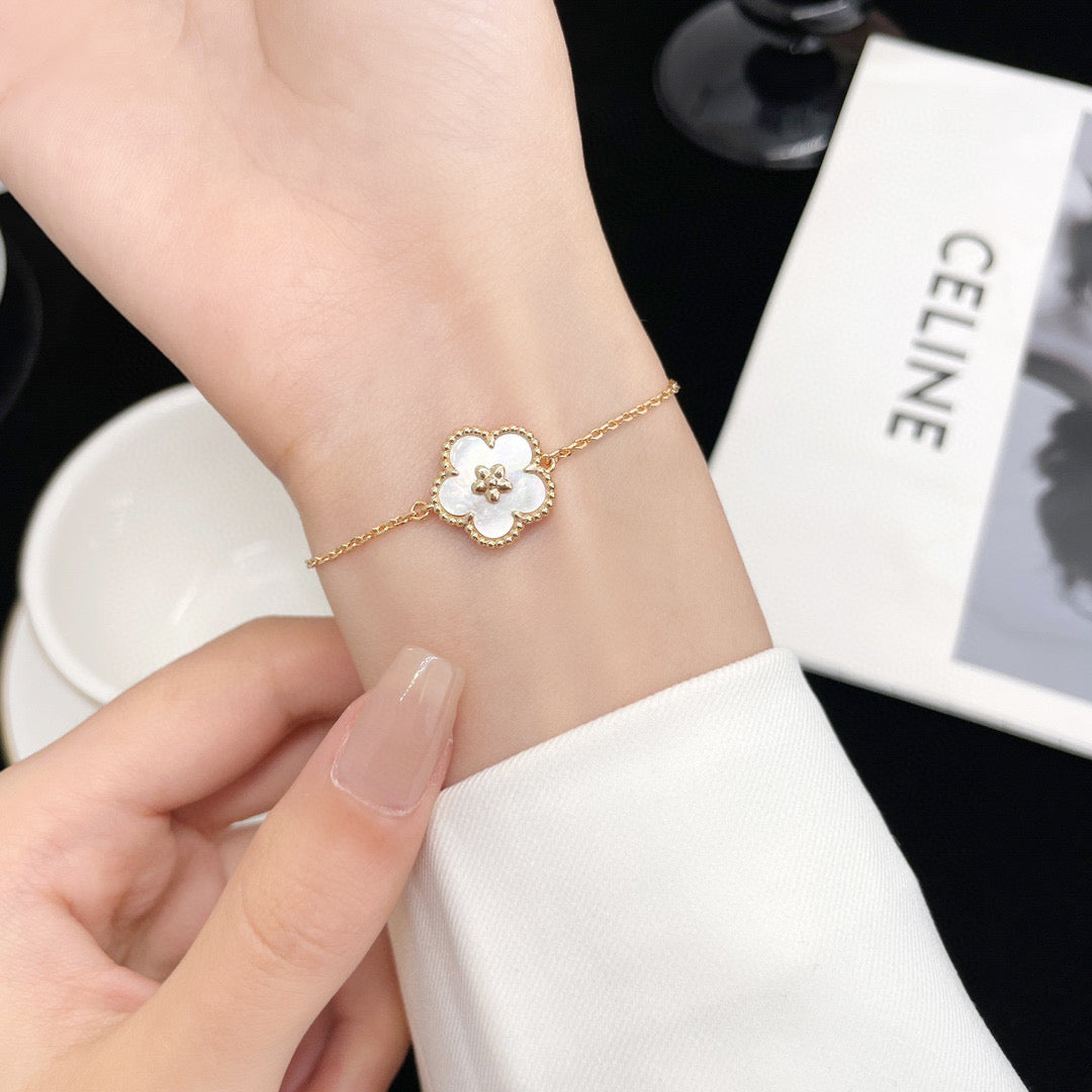 [Joyas Kincade]Pulsera de flor de ciruelo con trapeador blanco de la suerte