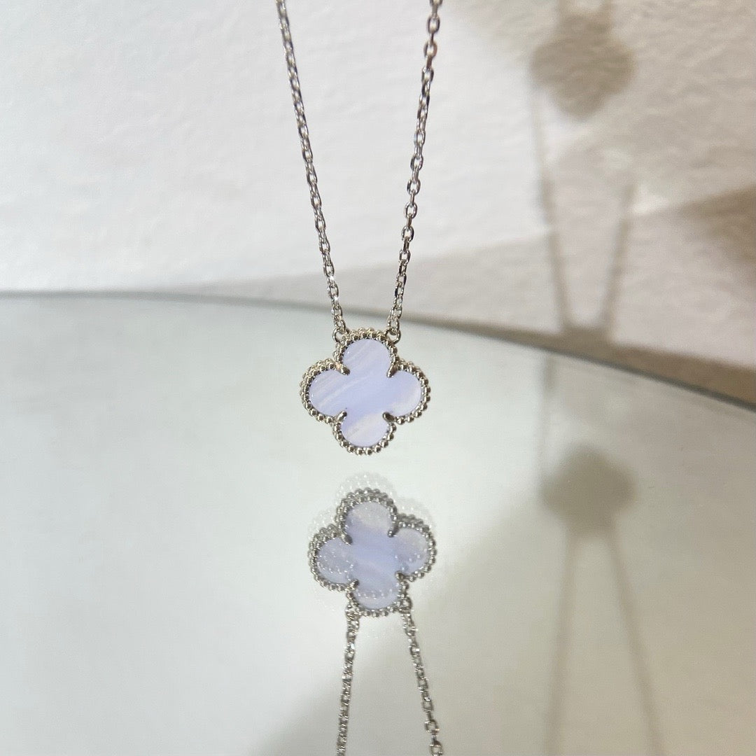 [Kincade Jewelrys] COLLAR DE TRÉBOL DE 15 MM DE CALCEDONÍA AZUL EN PLATA
