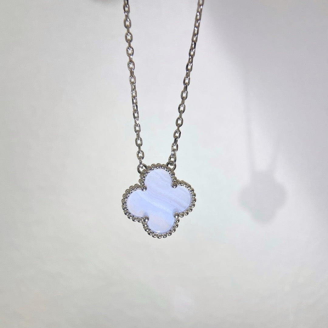 [Kincade Jewelrys] COLLAR DE TRÉBOL DE 15 MM DE CALCEDONÍA AZUL EN PLATA