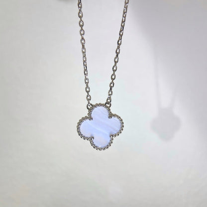 [Kincade Jewelrys] COLLAR DE TRÉBOL DE 15 MM DE CALCEDONÍA AZUL EN PLATA