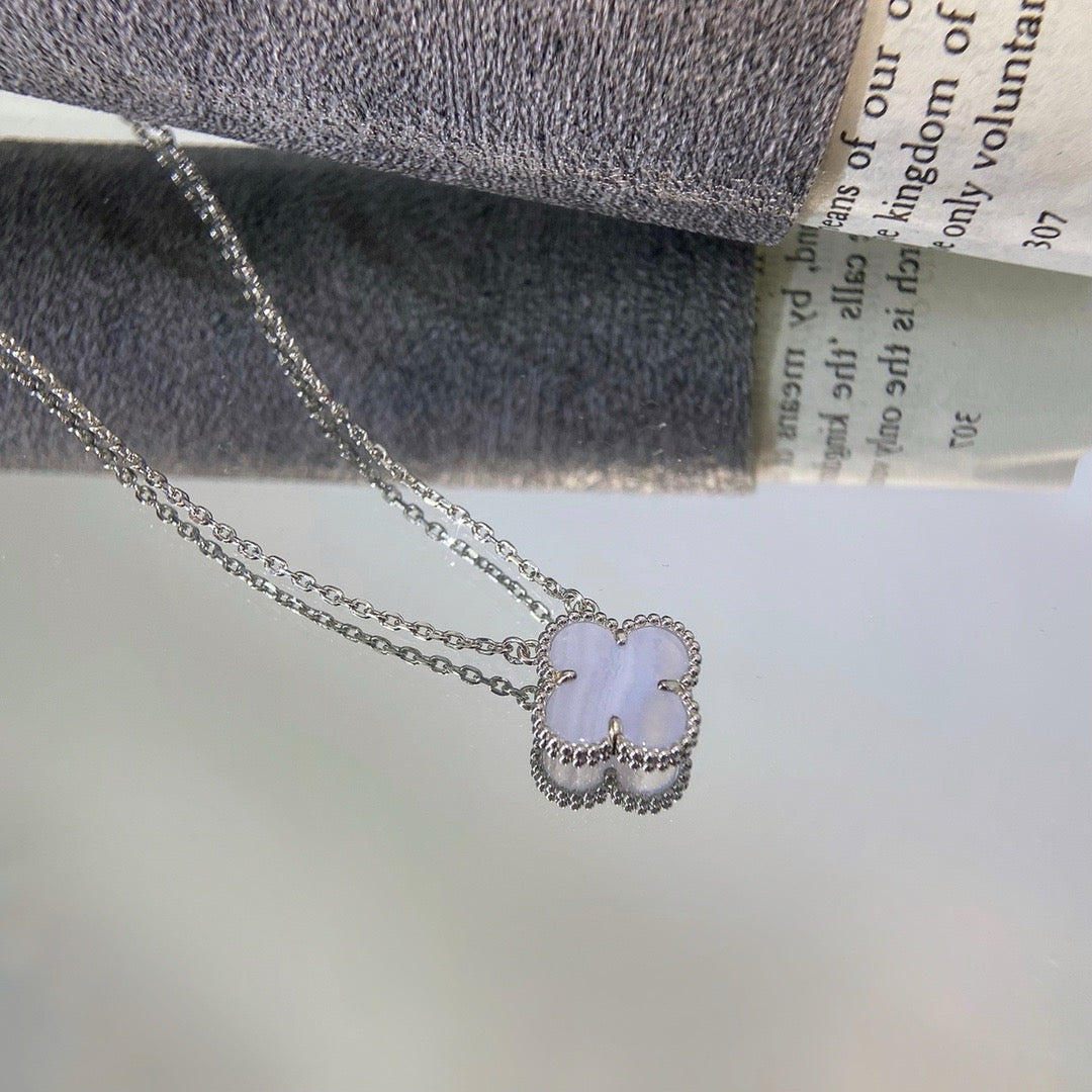 [Kincade Jewelrys] COLLAR DE TRÉBOL DE 15 MM DE CALCEDONÍA AZUL EN PLATA