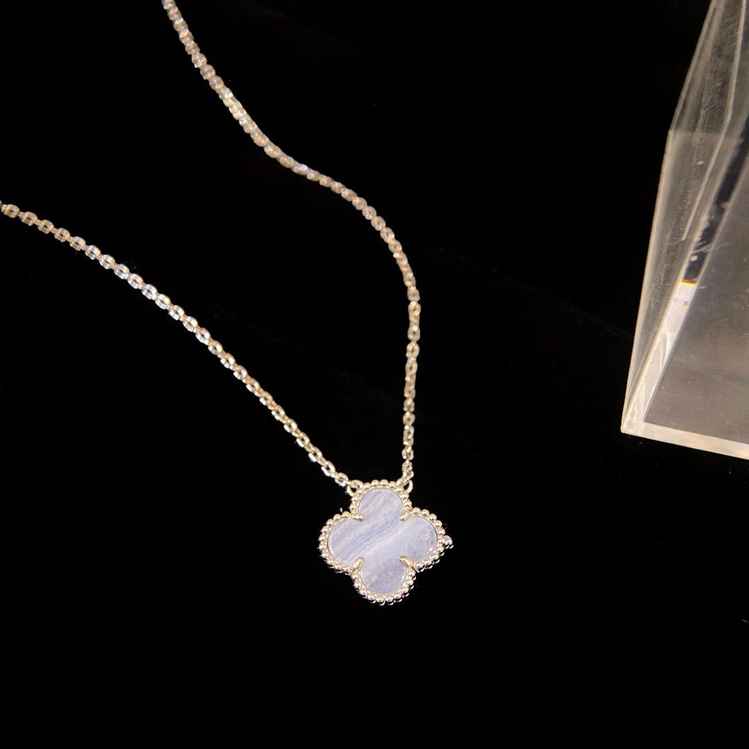 [Kincade Jewelrys] COLLAR DE TRÉBOL DE 15 MM DE CALCEDONÍA AZUL EN PLATA