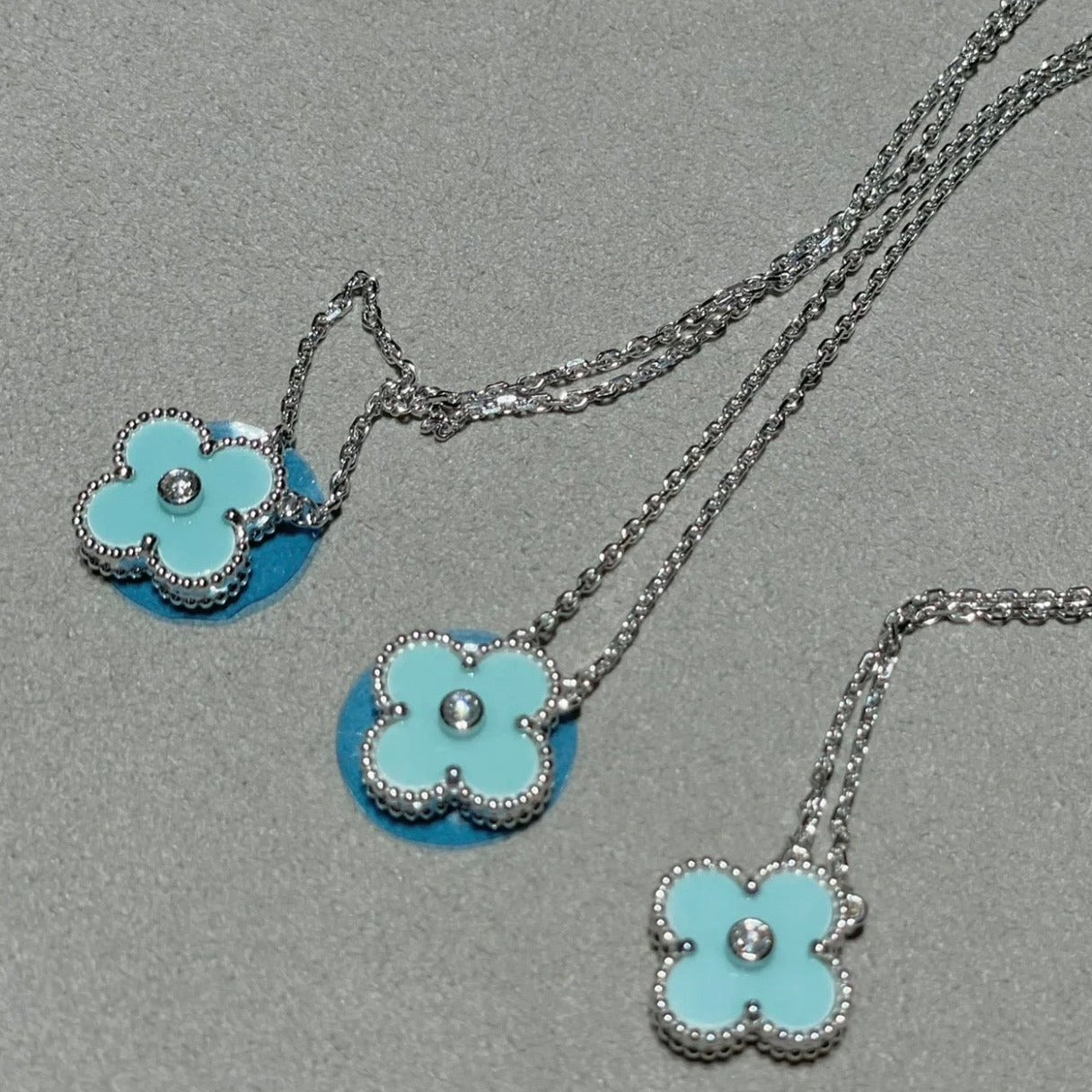 [Kincade Jewelrys] COLLAR DE PLATA AZUL CLARO CON 1 DIAMANTE Y TRÉBOL
