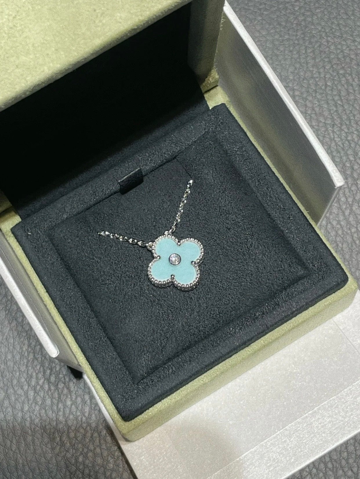 [Kincade Jewelrys] COLLAR DE PLATA AZUL CLARO CON 1 DIAMANTE Y TRÉBOL