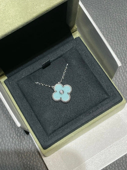 [Kincade Jewelrys] COLLAR DE PLATA AZUL CLARO CON 1 DIAMANTE Y TRÉBOL
