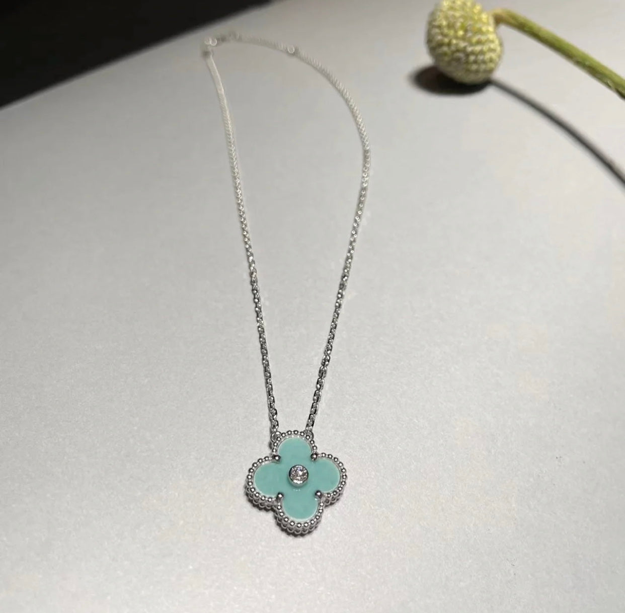 [Kincade Jewelrys] COLLAR DE PLATA AZUL CLARO CON 1 DIAMANTE Y TRÉBOL