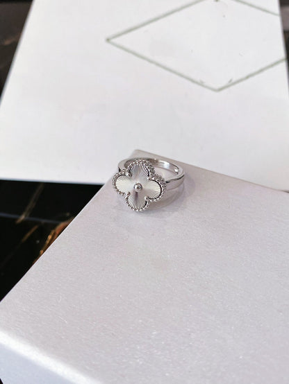 [Joyas Kincade]Anillo de plata con trébol