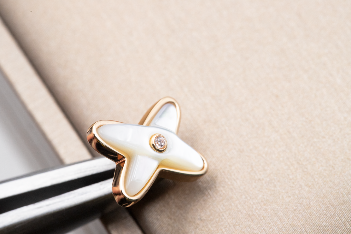 [Kincade Jewelrys] PENDIENTES DE DIAMANTES DE ORO ROSA CON MOP BLANCO