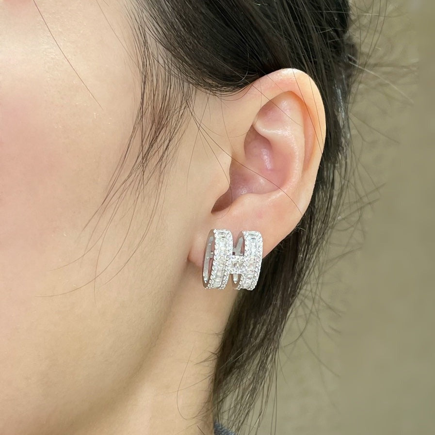 [Kincade Jewelrys]H STUD EARRINGS WITH SILVER DIAMONDS