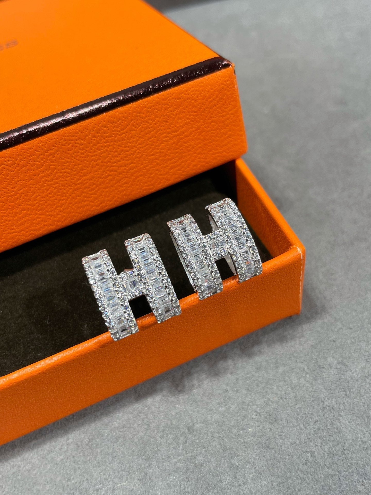 [Kincade Jewelrys]H STUD EARRINGS WITH SILVER DIAMONDS