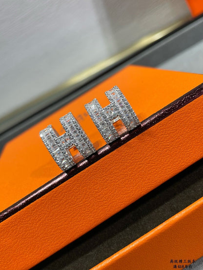 [Kincade Jewelrys]H STUD EARRINGS WITH SILVER DIAMONDS