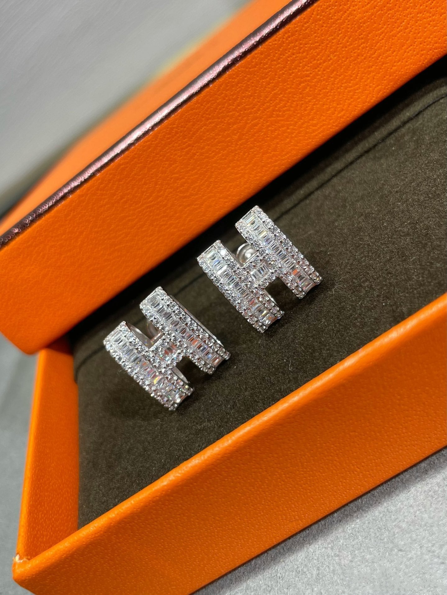 [Kincade Jewelrys]H STUD EARRINGS WITH SILVER DIAMONDS