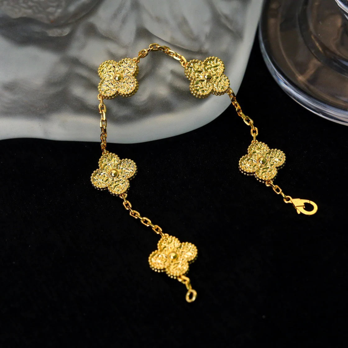 [Kincade Jewelrys] PULSERA BRONCEADA CON 5 MOTIVOS DE TRÉBOL 