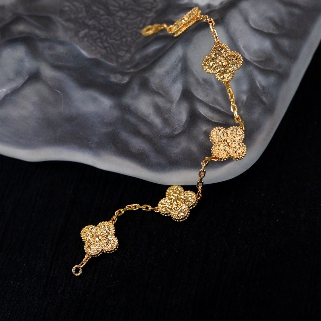 [Kincade Jewelrys] PULSERA BRONCEADA CON 5 MOTIVOS DE TRÉBOL 
