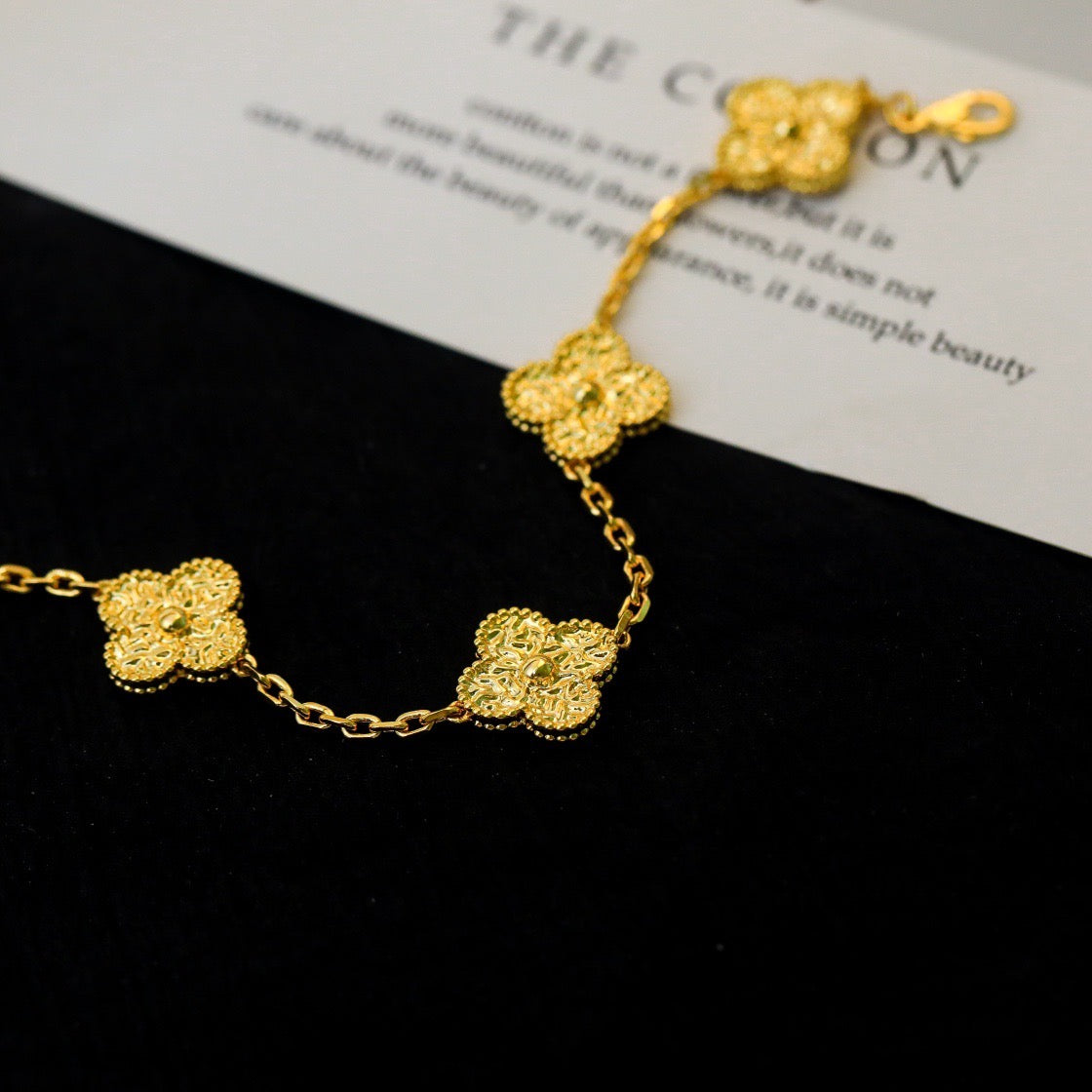 [Kincade Jewelrys] PULSERA BRONCEADA CON 5 MOTIVOS DE TRÉBOL 