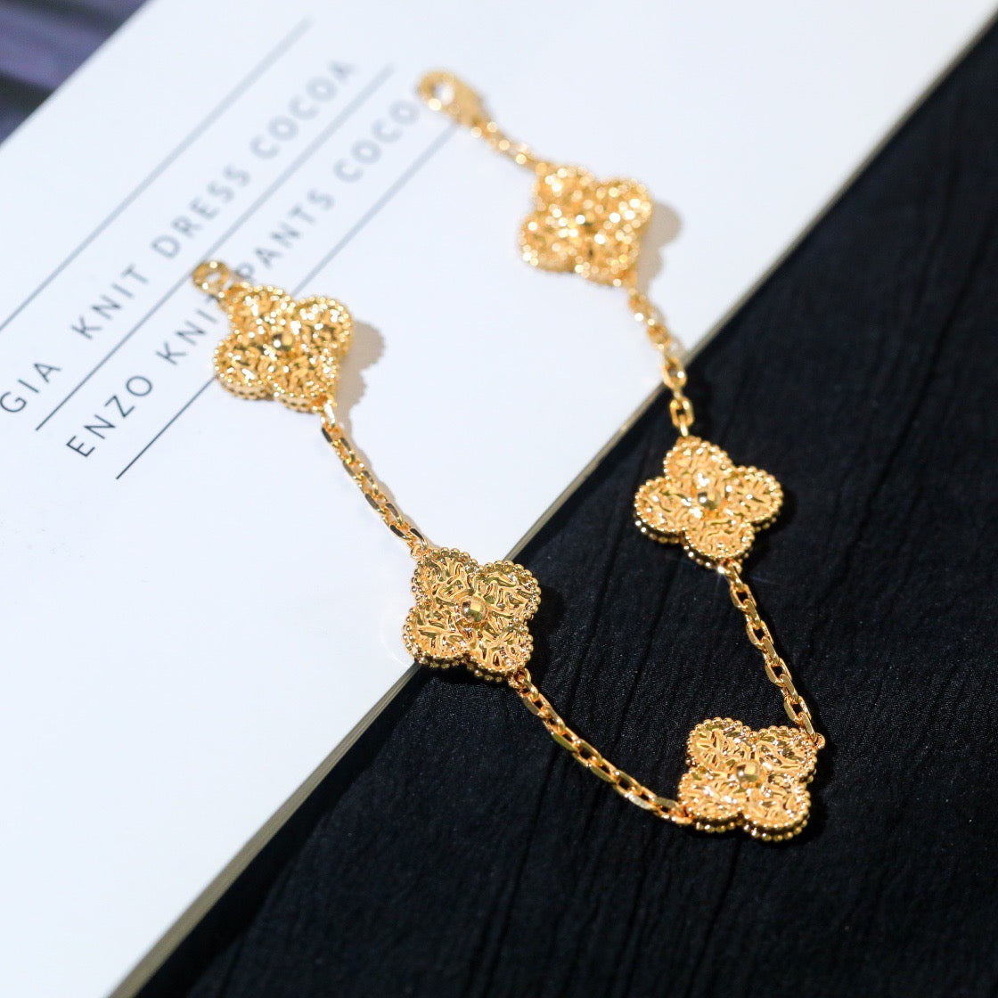 [Kincade Jewelrys] PULSERA BRONCEADA CON 5 MOTIVOS DE TRÉBOL 
