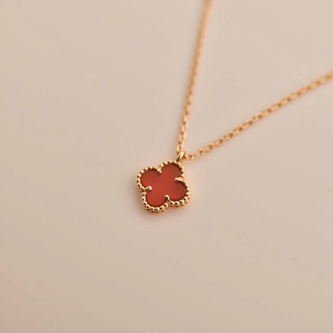 [Kincade Jewelrys]CLOVER MINI 9.5MM WHITE CARNELIANS NECKLACE