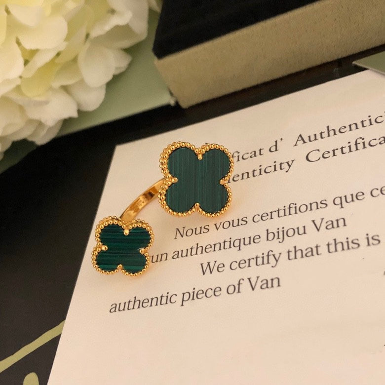 [Kincade Jewelrys] TRÉBOL ENTRE EL ANILLO DEL DEDO