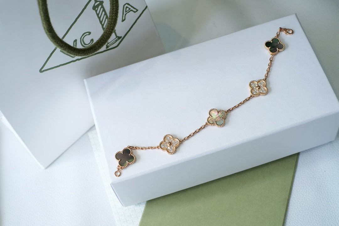[Kincade Jewelrys] PULSERA DE ORO ROSA CON 5 MOTIVOS DE TRÉBOL, AZUL OSCURO Y DIAMANTES 